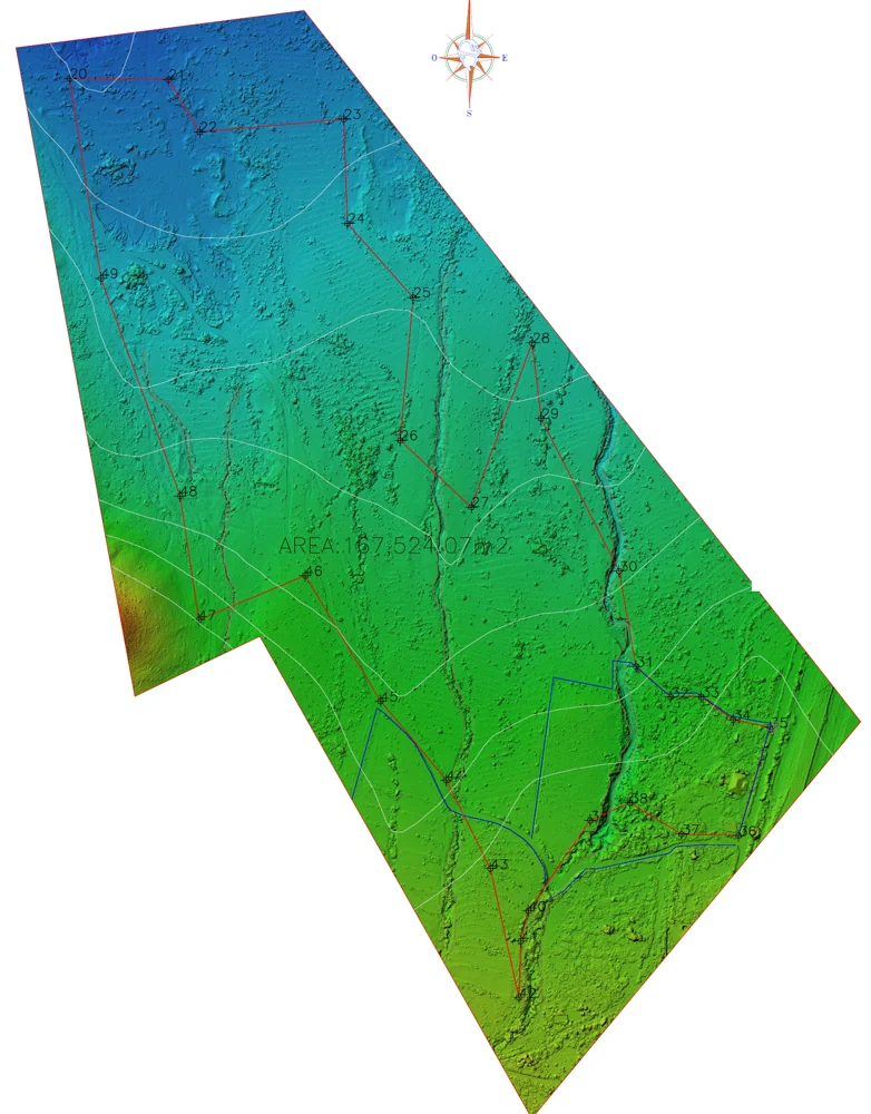 Representación real de un terreno con relieve sombreado y colores de elevación.